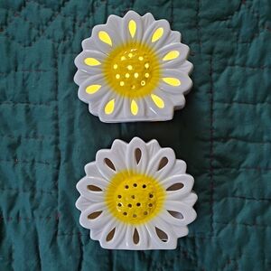 Sunlit Daisy Ceramic Shelf Accents